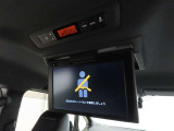後席モニター装備:セカンドシート・サードシートにご乗車の方は、ドライブ中も天井部についているモニターでTV等をお楽しみ下さい♪♪使用しない時は、画面を天井部分に格納できます!
