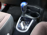 CVT(無段変速)のオートマチックです。フロアシフトがとても使い易いです。また高燃費に貢献するのもこのオートマチックです(*^_^*)