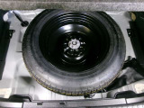スペアタイヤ積み込みです