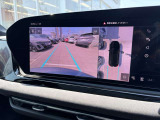 ●サラウンドビューカメラ『車両の4つのカメラから得た映像を合成し、上空から眺めているような映像をモニターに映し出します。車両周辺の歩行者や障害物などの発見に役立ちます。』