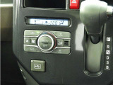 オートエアコンを装備しておりますので、四季を通じて車内を快適な温度に保つことが出来ます!高級感が有りますね!