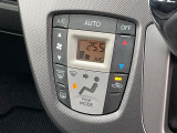 【オートエアコン】一度お好みの温度に設定すれば、車内の温度を検知し風量や温度を自動で調整。暑い&hellip;寒い&hellip;と何度もスイッチ操作をする必要はありません。快適な車内空間には必須の機能ですね♪
