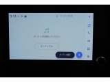 【ディスプレイオーディオ】スマホをクルマとつなぐだけで、おなじみのアプリをディスプレイオーディオ上で気軽に使えるようになります。ハンズフリー通話や各種機能を音声操作できるので、運転中でも安心♪