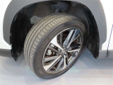 純正の18インチアルミホイール装着されております。