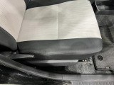 痛みの出やすい運転席シートの角、フロアマット、座面、ともに良好です