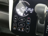 【オートエアコン】車内温度を感知して自動で温度調整をしてくれるのでいつでも快適な車内空間を創り上げます!どの席に座っても快適なドライブが楽しめます♪