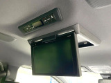 【フリップダウンモニター】大画面モニターで後席でもエンタメをお楽しみいただけます。小さなお子様にも大人気の装備です♪
