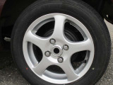 社外アルミ付きです。タイヤサイズは155/65/13です。