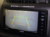 後方の見える安心をお届けするバックガイドモニター付:バックするときのアシストラインもあって楽々バック!車庫入れや縦列駐車をサポートし、苦手な駐車も安心です!今やもう手放せない装備ですネ♪