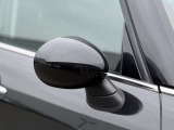 MINIの電動格納サイドミラーは、スイッチ操作でスムーズに開閉でき、狭い駐車場でも安心して扱えます。車体との一体感あるデザインで、利便性とスタイリングを両立した装備です。