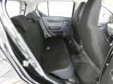 後部座席も当然、綺麗・清潔に仕上げております。内装の綺麗なお車は気持ちが良いですね。