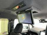 後席用大画面モニターですね。 ドライブをしていて一番退屈な時が渋滞の待ち時間ですよね。 これがあれば後ろでも快適な大きさで見れて退屈な渋滞でも快適に過ごせますよ。