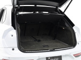 トランクはご覧の通り大容量となっております。後部座席を倒していただくとさらに多くの荷物を積んでいただけます。用途に合わせて活用ください。
