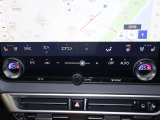 運転・助手席で独立した温度設定のできる、オートエアーコンディショナー。花粉除去機能、ナノイオン発生機能を装備し、室内を快適な環境に保ちます。