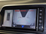 パノラミックビューモニターを装備。駐車場や交差点でクルマを真上から見るように周囲を確認できます。機能の詳細は販売店スタッフまでおたずねください。