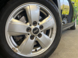 ●純正15インチアルミホイール:輸入車ならではの卓越した走りを支えるホイールと足回りです!日本車の走りに慣れている方にもぜひ体感して頂きたいほど、高いレベルでまとまっています!
