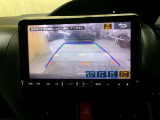 バックモニター付。車両後方の映像をナビ画面に表示し、駐車などの後退操作をサポートします。