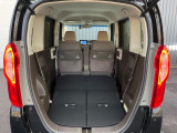 普段のお買い物や通勤、送迎等に十分な荷室スペースを確保しております。セカンドシートを倒すと、大きな荷物の積載も可能です♪