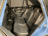 広々とした後部座席です♪気になるキズや汚れなどなく良好な状態です。