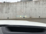 HUD: ヘッドアップディスプレイはドライバーが前方に集中できるよう、ナビや車速情報をフロントガラスに投影するシステムです。