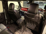 後部座席も広々としたレザーシートになっております。