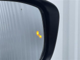 【BSW(後側方車両検知警報)/ブラインドスポットワーニング】隣接レーンのクルマを検知した場合、ドアミラー周辺に設けられたインジケーターを点灯したり音が鳴ったりしてお知らせします。