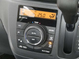 【オートエアコン】車内温度を感知して自動で温度調整をしてくれるのでいつでも快適な車内空間を創り上げます!どの席に座っても快適なドライブが楽しめます♪
