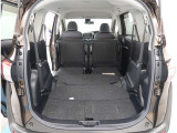 【トランクルーム】荷室の広さも十分です!シートアレンジでシートを畳めば長い荷物だって積めますね。シートアレンジの操作方法など、お気軽にご相談下さい。