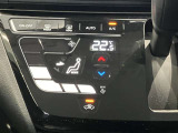 段差のないパネルスイッチのオートエアコン付きです。予め温度設定すれば後はセンサーが感知して設定温度を保ってくれますので快適なドライブが楽しめます。雨の日のガラスの曇りもなく安全な運転ができます。