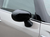 MINIの電動格納サイドミラーは、スイッチ操作でスムーズに開閉でき、狭い駐車場でも安心して扱えます。車体との一体感あるデザインで、利便性とスタイリングを両立した装備です。