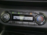 【オートエアコン】車内温度を感知して自動で温度調整をしてくれるのでいつでも快適な車内空間を創り上げます!どの席に座っても快適なドライブが楽しめます♪