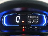 とっても見やすいメーターです。夜間時はラグジュアリーな気分にさせてくれる照明が魅力ですので、夜のドライブも楽しみになりますよ♪