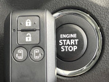 【キーレススタートシステム】カバンやポケットに入れたままでもドアの施錠・解錠が可能なスマートキーを装備。エンジンのオン・オフ時もカギを取り出す必要が無いからとっても便利です♪