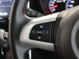 便利なステアリングスイッチ付きでナビに目をやらなくても音量調整等が可能です。