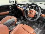 インパネ周りは、MINI伝統のデザインを大切にしながら、円形のセンターディスプレイなどを装備。クラシックな雰囲気と先進的な機能が調和した、洗練されたモダンな空間に仕上がっています。