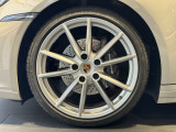 オプション設定のフロント20インチ/リア21インチCarrera Sホイール(ポルシェカラークレストホイールセンターキャップ付)