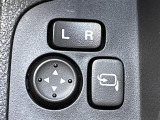 【電動格納ミラー】運転席のスイッチで、ドアミラーの開閉や角度の調整ができます。