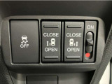 両側パワースライドドア付で、挟み込み防止機能によりお子様の乗り降りも安心!車内・車外のドアハンドルからはもちろんのこと運転席スイッチやリモコンキーからも開閉操作が可能で大変便利な装備となっております!