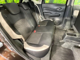 後部座席も気になるようなキズ・汚れやへたり等、大きなダメージはなく、良好な状態です。