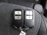 スマートキー付。キーを取り出さなくてもドアロックの施錠・開錠、エンジンの始動が出来ます。雨の日や荷物の多い日にとても便利ですね。