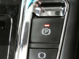 電動パーキングブレーキを搭載。スイッチ操作でパーキングブレーキを作動・解除することが可能なため操作に力は不要ですよ♪