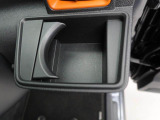 【据え置きカップホルダー】エアコン吹き出し口下部に設置されていますので使いやすさバッチリ!運転席から手の届くちょうどの位置です!