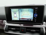 後退時に車両の後ろ側をモニター画面に表示します。車庫入れなどでバックする際に後方確認ができて便利です。車庫入れが苦手な人もこれで安心。