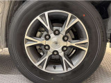 アルミホイール付き!「純正」なので車のデザインともマッチしています。お洒落は足元から。。。といいますから♪