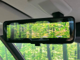 【デジタルルームミラー】後席の大きな荷物や同乗者で後方が確認しづらい時でも安心!カメラが撮影した車両後方の映像をルームミラー内に表示。クリアな視界で状況の確認が可能です!