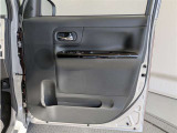 運転席ドア内張はご覧の通り。ドアポケットの収納もバッチリです