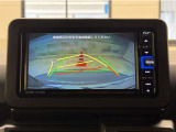 バックガイドモニター付きです。車の後方に小型カメラが付いており、バックする際の後方の様子をモニター上に表示します。