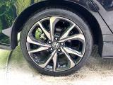 【18インチアルミホイール】外観にマッチしたアルミホイールを装着しております。各種アルミホイールや、スタッドレスタイヤも取扱いしております。是非ご相談ください♪