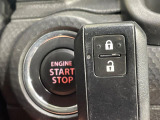 【キーレススタートシステム】カバンやポケットに入れたままでもドアの施錠・解錠が可能なスマートキーを装備。エンジンのオン・オフ時もカギを取り出す必要が無いからとっても便利です♪