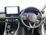 運転席からのアングルです。室内デザインもカッコイイですね
